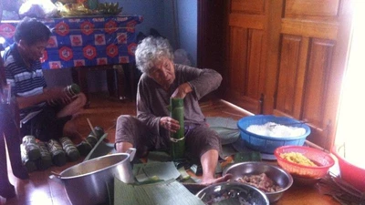 Gói bánh tét ngày cuối năm