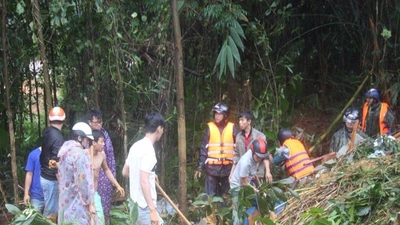 Hàng trăm người đào bới tìm 3 nạn nhân bị núi vùi