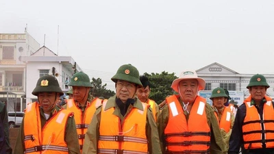 Ông Trịnh Đình Dũng chỉ đạo chống bão ở Sóc Trăng