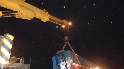 Trắng đêm cứu hộ tàu SE2 gặp nạn tại Huế