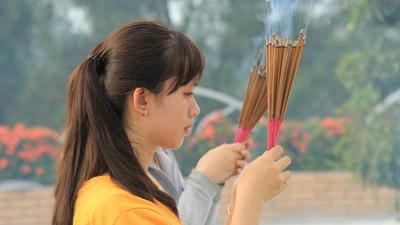 Sĩ tử Huế lễ Phật cầu may trước ngày thi THPT quốc gia