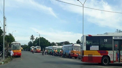 Nhân viên đòi quyền lợi, nhiều tuyến xe buýt tê liệt