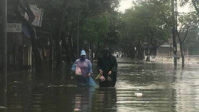 Lũ lên, bốn bề xứ Huế lại ngập trong nước