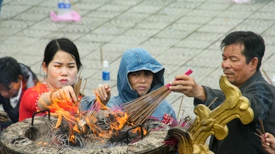 Thảnh thơi đi xin 'nước cam lồ' ở tượng đài Quan âm