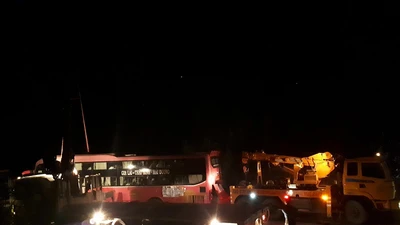 Đánh lái tránh ô tô tải lật ngang, xe khách lao vào vách núi