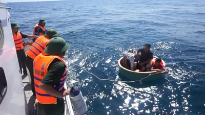 Các ngư dân gặp nạn được ứng cứu. Ảnh: BDBP