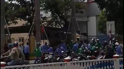 Nhóm tài xế Grab và xe ôm truyền thống hỗn chiến