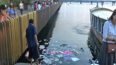 Xử lý nhóm người rải vàng mã xuống sông Hương