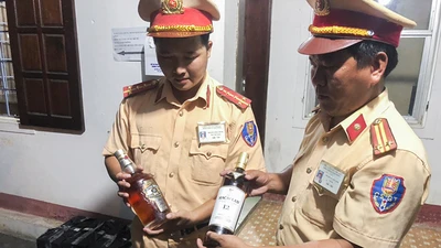 Tài xế nhận 5 triệu chở rượu lậu giá tiền tỉ vào TP.HCM