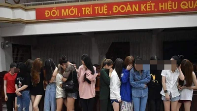 30 nam nữ dương tính ma túy trong quán karaoke