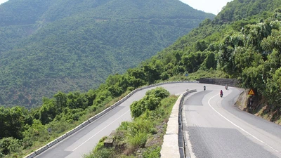 Lập chốt trên đèo Hải Vân nhắc nhở người dân hạn chế đi lại