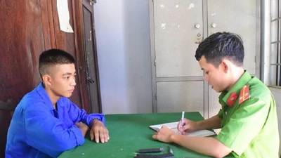 Dùng súng điện chống trả lực lượng công an khi trộm xe máy