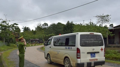 Chùm ảnh: Người dân ra đường tiễn chiến sỹ đoàn 337 hi sinh