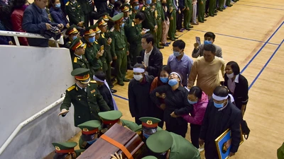 Hàng trăm người đứng bên đường tiễn liệt sỹ đoàn Kinh tế 337