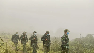 Hình ảnh lính biên phòng tuần tra giữa trời đông giá rét