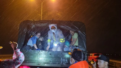 CSGT giải cứu hàng chục người dân mắc kẹt giữa dòng nước lũ