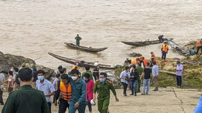 Giải cứu thành công đoàn cán bộ sở GTVT mắc kẹt trên sông Thạch Hãn