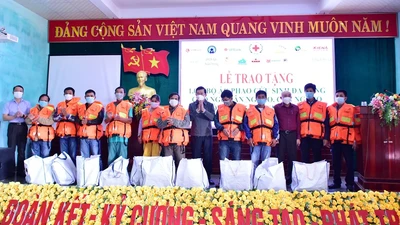 Nguyên Chủ tịch nước tặng áo phao cho ngư dân bám biển bảo vệ chủ quyền tổ quốc