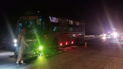 Tông trực diện vào xe khách, 2 người đi xe máy tử vong