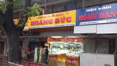 Người dân kể khoảnh khắc nghi phạm cầm súng AK cướp tiệm vàng 