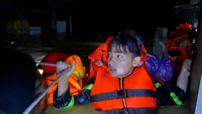 Nước tiếp tục lên, người dân Huế trắng đêm chạy lũ