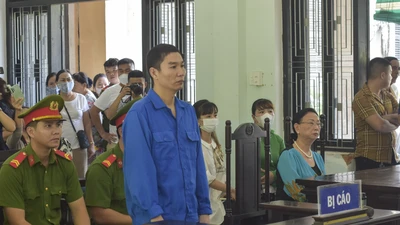 Cựu cán bộ công an dùng súng AK cướp tiệm vàng lãnh 8 năm 3 tháng tù