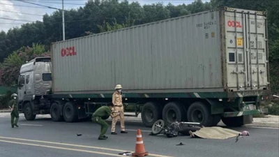 Tông vào xe container đang đậu, 2 người thương vong