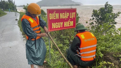 Bờ biển ở Huế sạt lở nghiêm trọng, 70 hộ dân nguy cơ bị cô lập