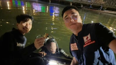 Người dân đánh rơi 2 cây vàng xuống sông Hương