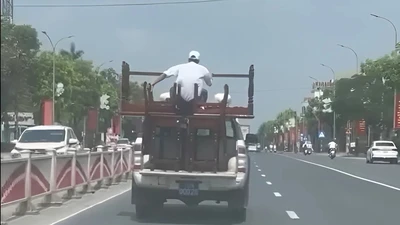 Phạt 15 triệu đồng tài xế ô tô bán tải biển xanh chở người trên thùng xe giữ bàn ghế