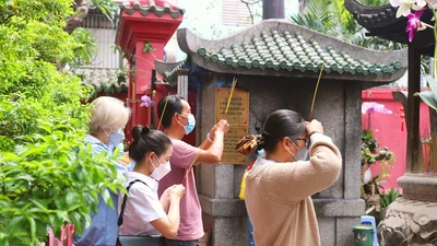 Chùa cầu duyên ở TP.HCM nhộn nhịp ngày lễ tình nhân 14-2