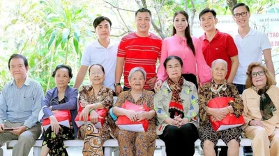 Gia đình Lý Hùng, Lý Hương chúc Tết, tặng quà cho nghệ sĩ lão thành và trẻ em mồ côi