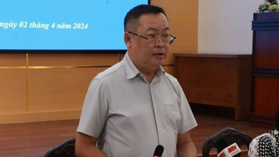 Quận 8: Hộ dân bị thiệt hại nặng trong vụ cháy nhà ven kênh được hỗ trợ 41 triệu đồng