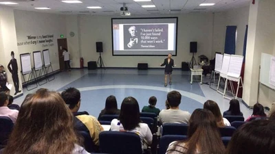 Bộ GD&ĐT yêu cầu báo cáo vụ "giáo sư mặc quần đùi"