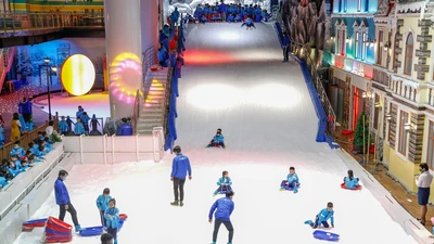 Giáng sinh đi trượt băng, ngắm 'tuyết rơi' ở TP.HCM