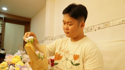 Chàng trai sáng làm kỹ sư, tối làm 'hoa không héo'