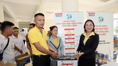  Chương trình 'Cùng ngư dân thắp sáng đèn trên biển' tiếp thêm sự vững tin cho ngư dân Quảng Trị 