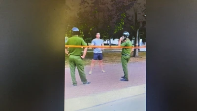 Thanh niên thản nhiên tập thể dục trước mặt công an bị phạt 2 hành vi