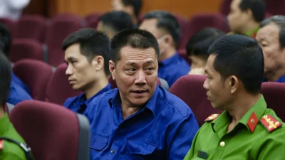 Lý do hoãn xử 2 'ông trùm' buôn lậu 200 triệu lít xăng