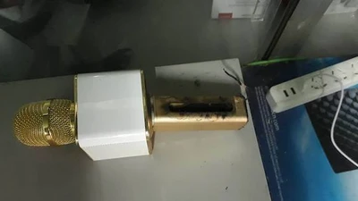 Hoảng hồn micro karaoke bốc cháy khi đang cắm sạc