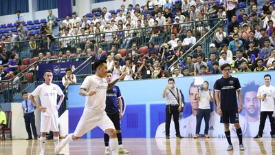 Ca sĩ Tuấn Hưng cùng các đội bóng tìm đường đến Bernabeu