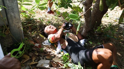 Tay đua Đăng Khoa té lúc đổ đèo chặng 18 Cúp TH