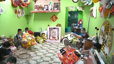 Nghề làm đầu lân tất bật chuẩn bị cho mùa Tết 