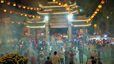 Video: Người dân xuống phố đón giao thừa, đi lễ chùa hái lộc đầu năm