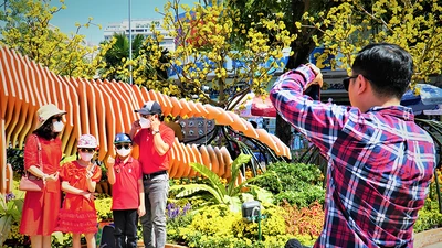 Video: Mùng 1 Tết, đường phố TP.HCM vắng lặng và bình yên