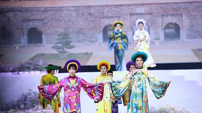 Video: Hơn 100 văn nghệ sĩ trình diễn khai mạc Lễ hội áo dài TP.HCM 2022