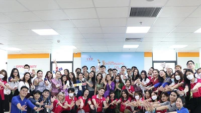 Video: Sinh viên Lào đón tết cổ truyền ấm áp cùng bạn bè Việt Nam