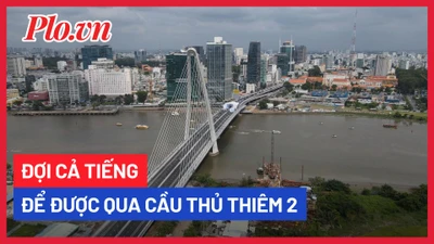 Video: Nhiều người dân đứng đợi hàng tiếng đồng hồ để được qua cầu Thủ Thiêm 2