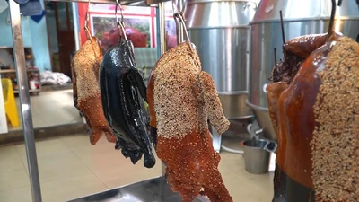 Video: Hấp dẫn với món vịt quay bóng đêm 