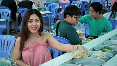 Video: Lẩu băng chuyền nước ‘cây nhà lá vườn’ gây sốt mạng xã hội